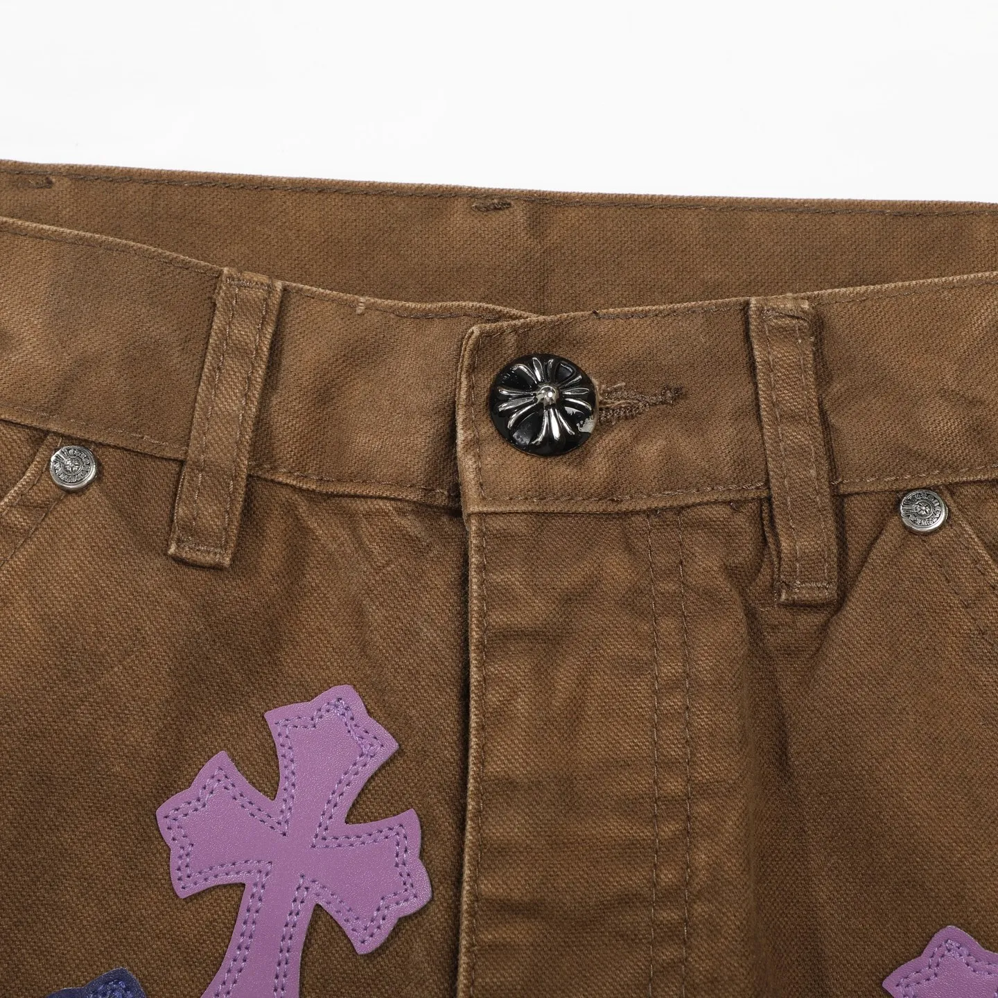 P300 Chrome Hearts Chrome Hearts Brown Logging Purple Multi-Leather Jeans Multi-leather Label Work Jeans CH Jeans All need to be washed and then disassembled and hand-stitched with sheepskin cross leather and then spliced together to complete. The whole process is too complicated to describe. About Chrome Hearts This is an extremely luxurious fashion brand that can also be called the aristocrat of the high street. It has always been an exclusive brand for some hipsters or the rich second generation. Compared with ordinary high streets, it is more luxurious and noble. Compared with luxury brands, it has a more fashionable personality. It has always been a brand that I have a special liking for. Color: Brown Size: 28 30 32 34 36